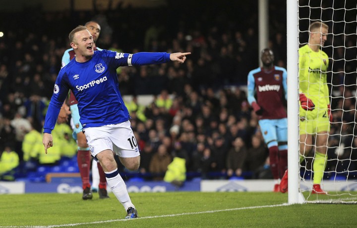 Rooney explodoval proti West Hamu. Hetrik skompletizoval z vlastnej polovice